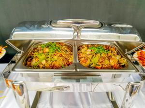 Những món ăn chính đa dạng trong buổi tiệc buffet