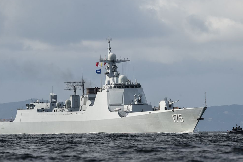 Trung Quốc lộ ảnh đóng cùng lúc 5 tàu chiến mang tên lửa?